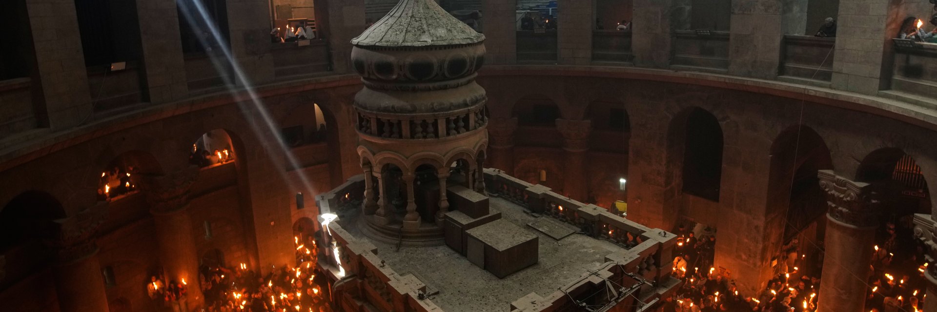 Благодатният огън слезе в храма "Възкресение Христово" в Йерусалим (снимки/видео)