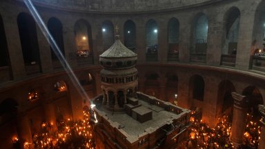 Благодатният огън слезе в храма "Възкресение Христово" в Йерусалим (снимки/видео)