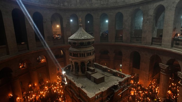 Благодатният огън слезе в храма "Възкресение Христово" в Йерусалим (снимки/видео)