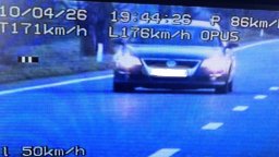 Спряха шофьорка със 176 км/ч, обяснила, че бърза да не ѝ изгорят козунаците