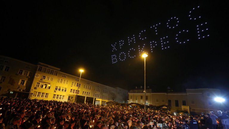 Благодатният огън пристигна от Йерусалим през Букурещ, България посрещна Великден (снимки)