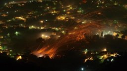 Хиляди самоделни ракети полетяха в небето над село Вронтадос на гръцкия остров Хиос