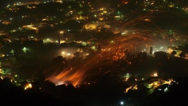 Хиляди самоделни ракети полетяха в небето над село Вронтадос на гръцкия остров Хиос