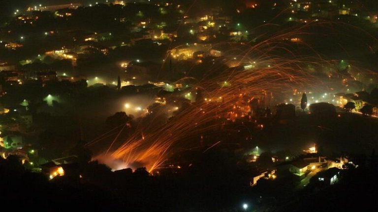 Хиляди самоделни ракети полетяха в небето над село Вронтадос на гръцкия остров Хиос