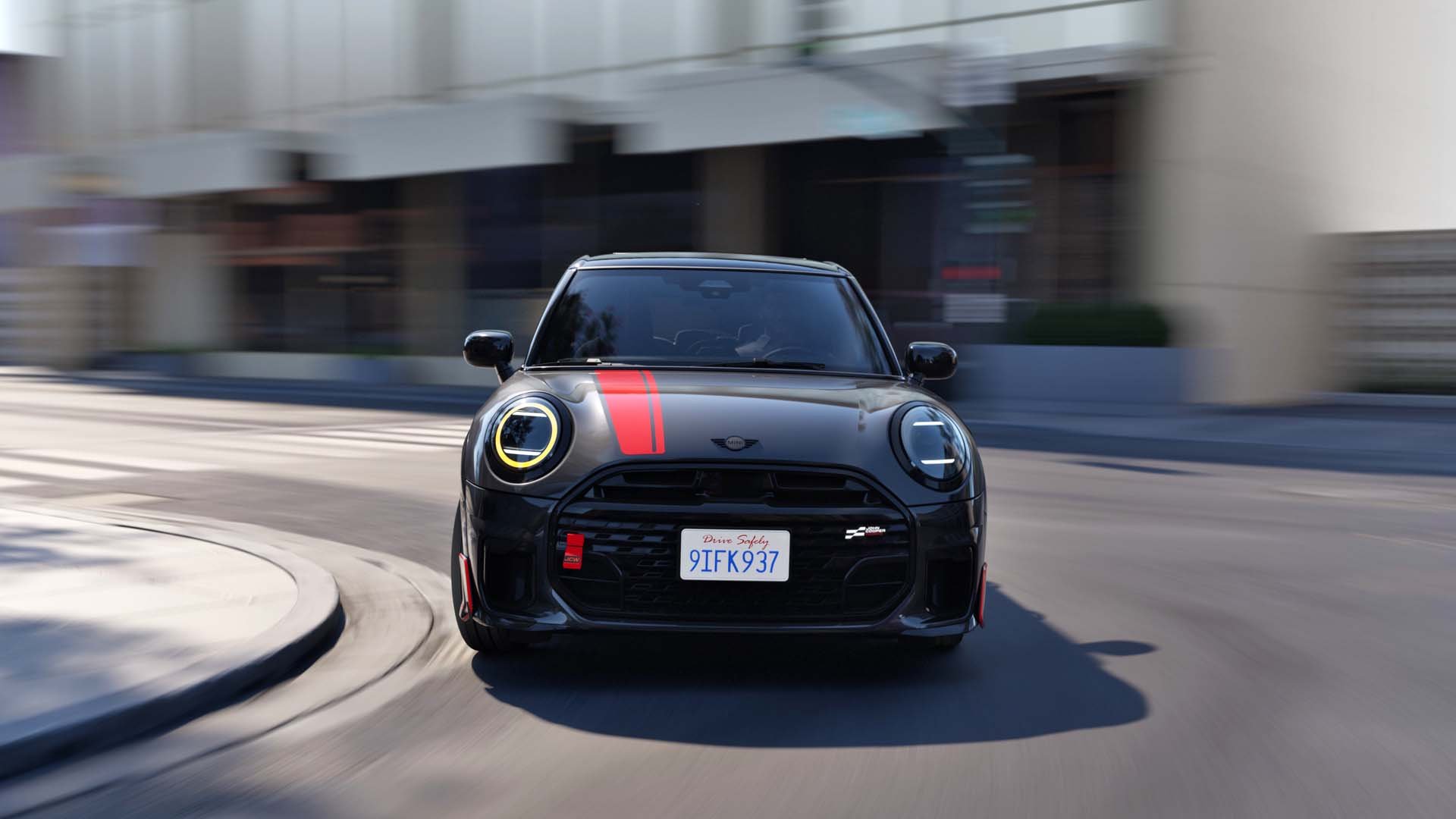 MINI пуска на пазара специално издание Red Line