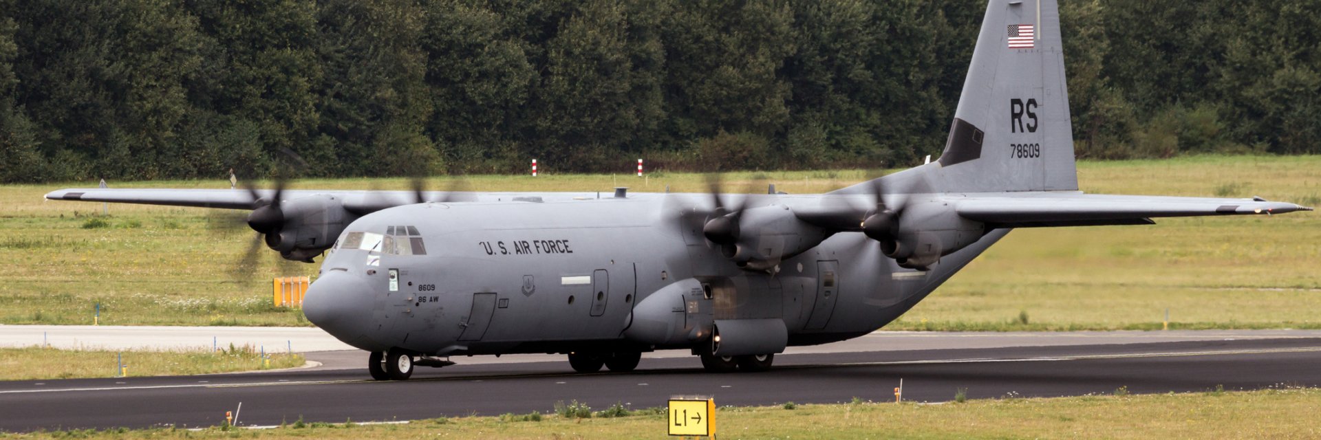 Ирландец се качи и повреди американски военен самолет (видео)