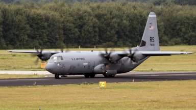 Ирландец се качи и повреди американски военен самолет (видео)