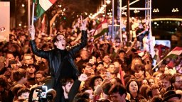 Орбан загуби след 16 г. на власт, победителите превърнаха Будапеща в парти зона