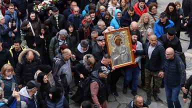 Хиляди вярващи последваха чудотворната икона на Света Богородица (снимки)