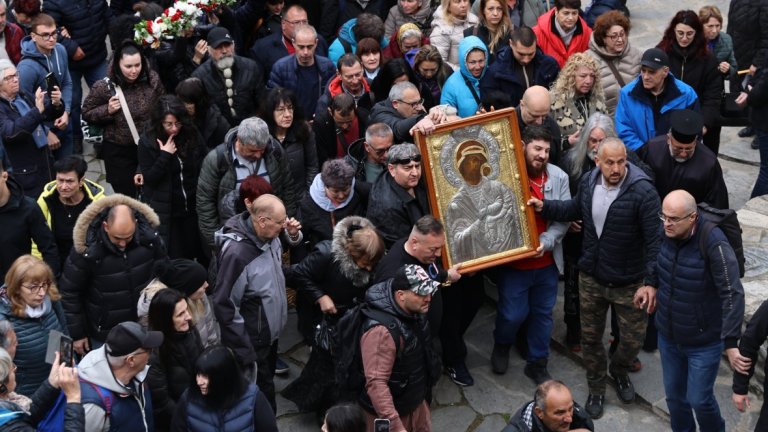 Стотици вярващи последваха чудотворната икона на Света Богородица (снимки)