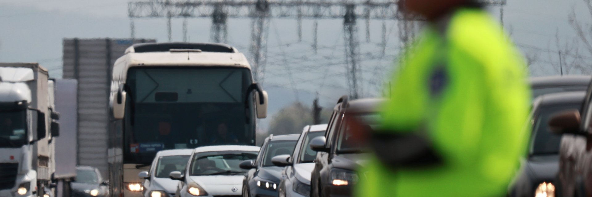 Шофьор на камион умишлено блокира АМ "Хемус" към София, образува се огромна опашка (снимки)