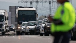 Шофьор на камион умишлено блокира АМ "Хемус" към София, образува се огромна опашка (снимки)