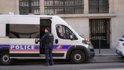 Задържаха майката и сестрата на Абдеслам при свиждане в затвора във Франция