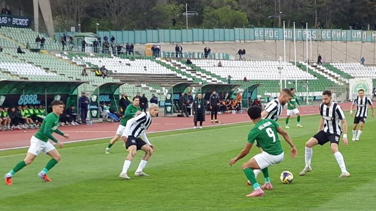 Фрапантни пропуски и съдийски гаф спряха Берое срещу "смърфовете"