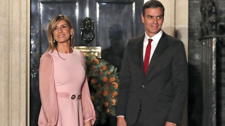 Докато Санчес е в Китай, повдигнаха обвинение на премиерската съпруга за корупция