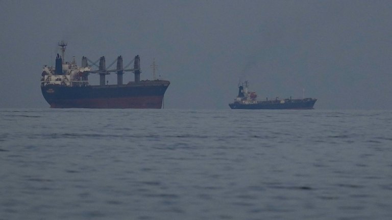 Два санкционирани от САЩ танкера пробиха блокадата на Ормузкия проток