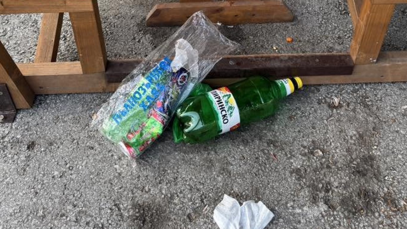 Открити отпадъци в двор на детска градина след празнични дни