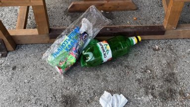 Двор на детска градина осъмна като бунище след празниците 