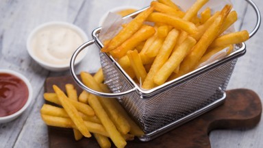 Учени откриха как да намалят мазнината в пържените картофи, без да променят вкуса им