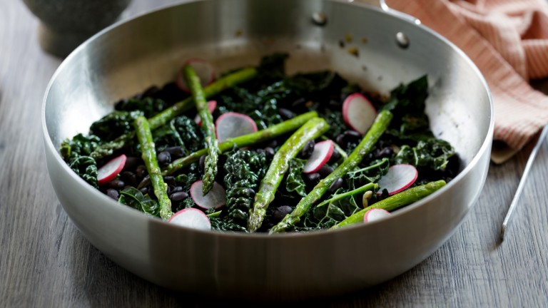 Задушен кейл с чесън и лимон