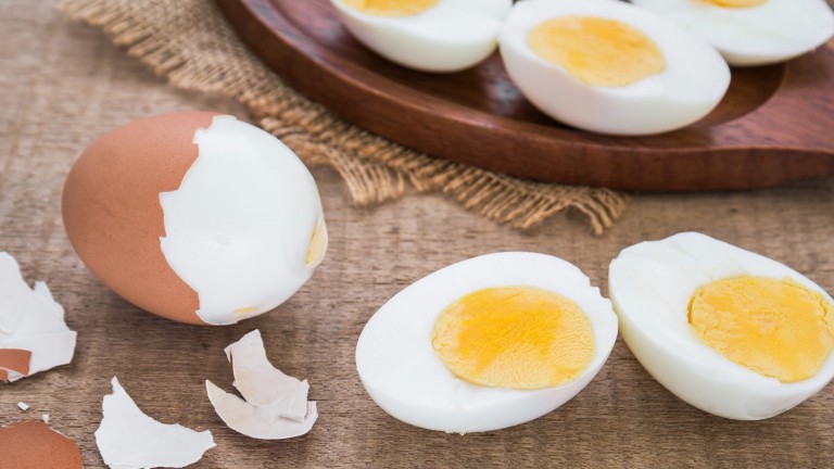 Белете по-лесно варените яйца като добавите тази съставка във водата