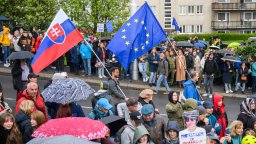 След падането на Орбан: Хиляди демонстранти срещу словашкия премиер Роберт Фицо