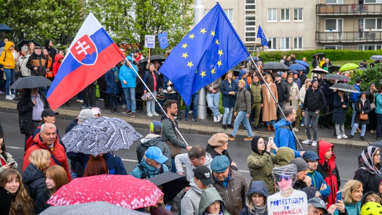 След падането на Орбан: Хиляди демонстранти срещу словашкия премиер Роберт Фицо