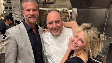 Иконите на 80-те Хедър Локлиър и Лоренцо Ламас потвърдиха, че са заедно