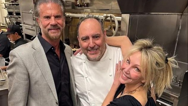 Иконите на 80-те Хедър Локлиър и Лоренцо Ламас потвърдиха, че са заедно