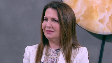 Жени Живкова възражда "Знаме на мира", призна за развод