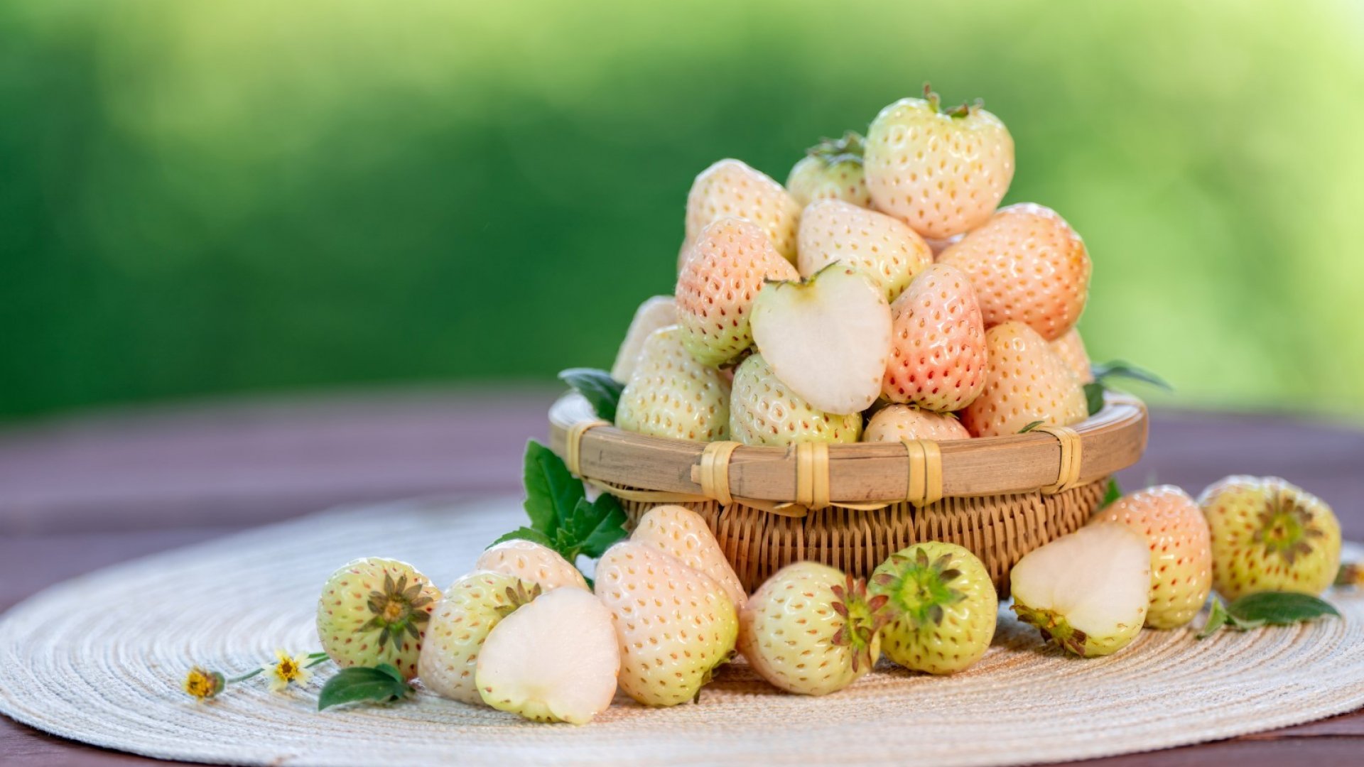 Екзотично: 5 разлики между червените и белите ягоди, освен отличителния им цвят