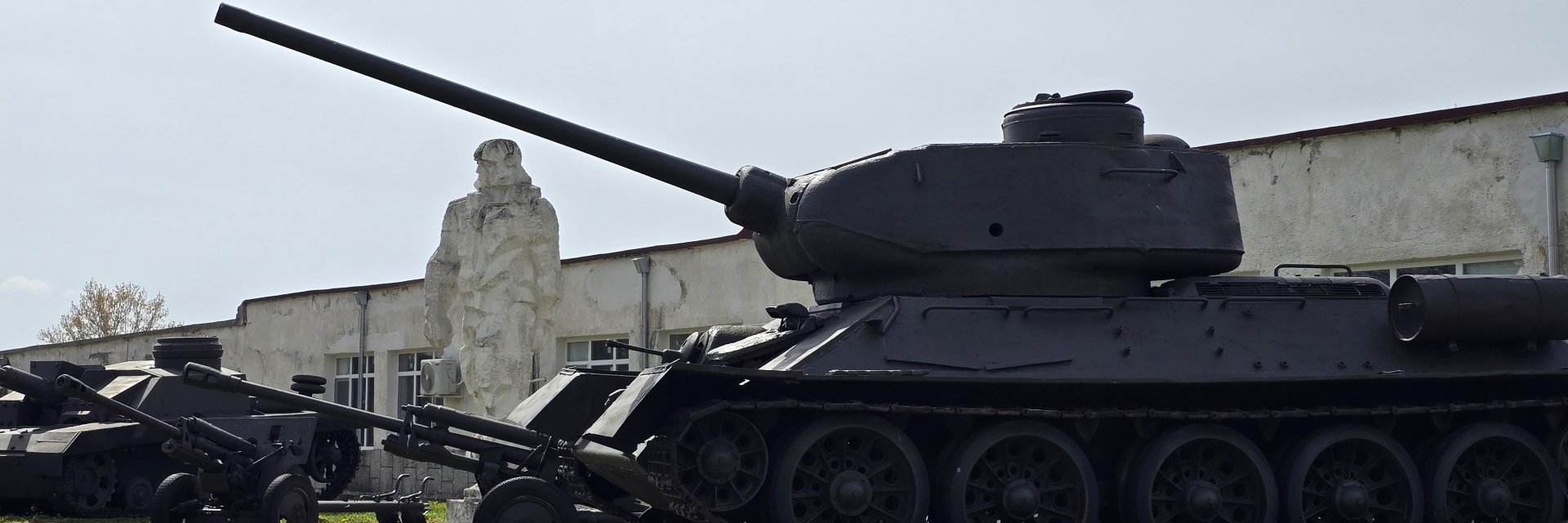 Показаха бронемашини и военна техника за празника на танкистите в Сливен (снимки)