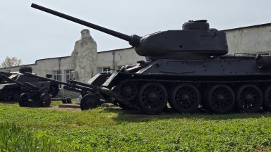 Показаха бронемашини и военна техника за празника на танкистите в Сливен (снимки)
