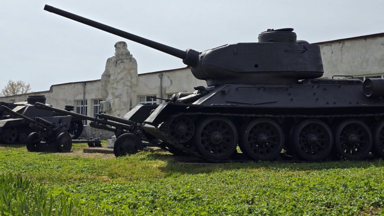 Показаха бронемашини и военна техника за празника на танкистите в Сливен (снимки)