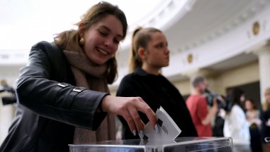 Център за анализи и маркетинг: 6 партии в НС, 54,1% са решили за вота, Радев води с 32%