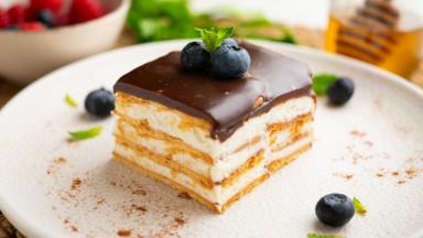 Бисквитена торта с крем и шоколадова глазура