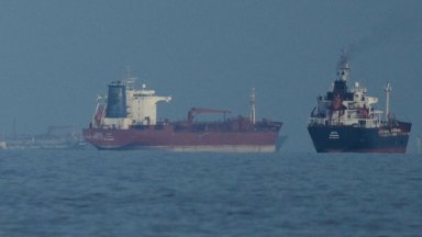 Блокадата върна 9 кораба към Иран, а Техеран заплаши да затвори пътя към Суец