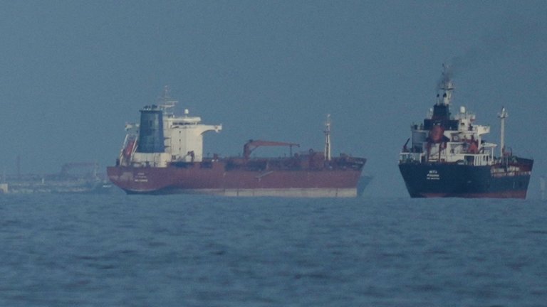 Блокадата върна 9 кораба към Иран, а Техеран заплаши да затвори пътя към Суец