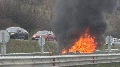 Кола се запали и предизвика километрично задръстване на пътя София-Перник