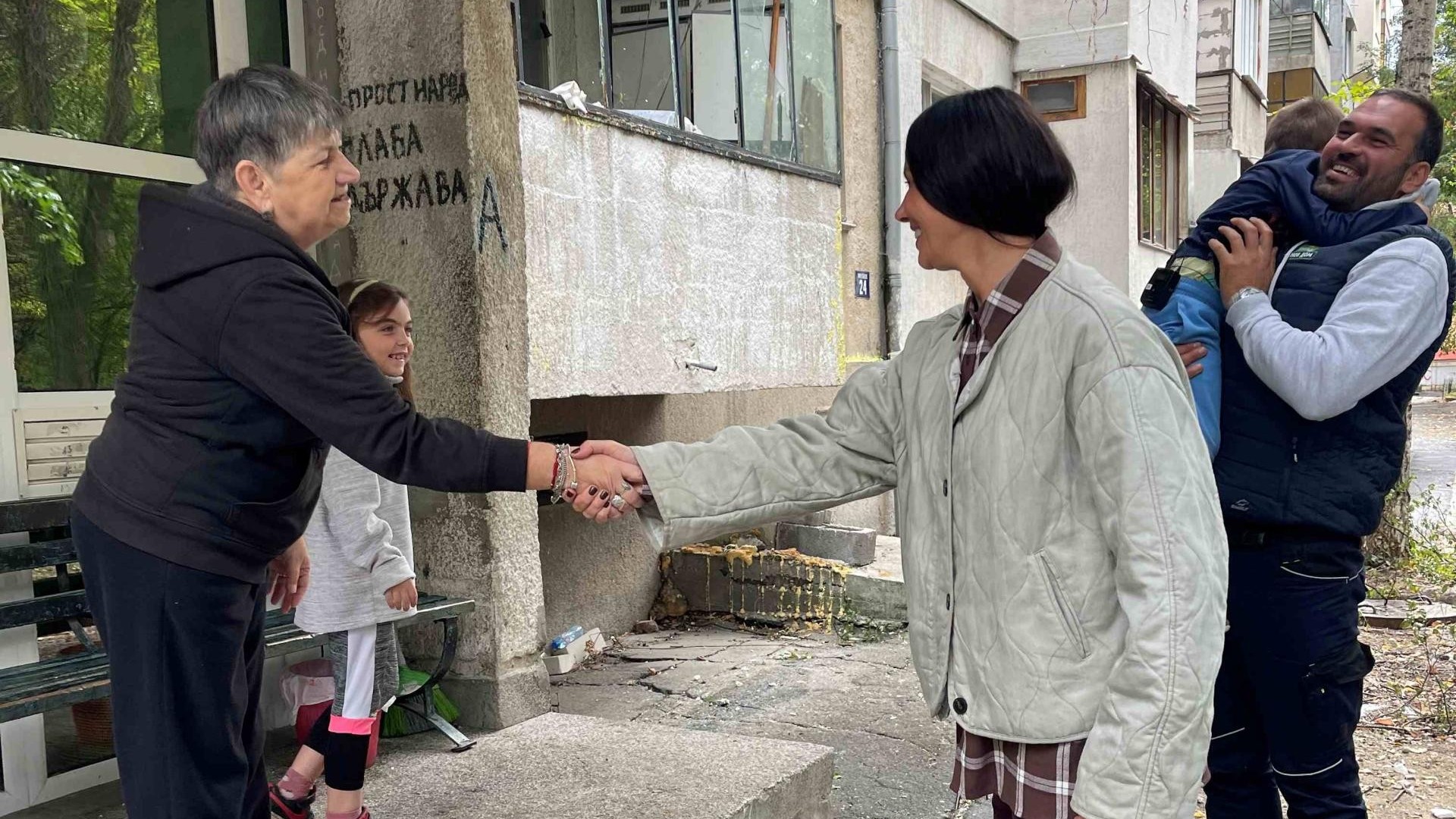 В "Бригада Нов дом" – историята на баба Руми, която превръща болката в любов за своите внучета