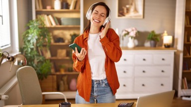 Всекидневното носене на слушалки не е вредно за ушите, но един често срещан навик може да бъде