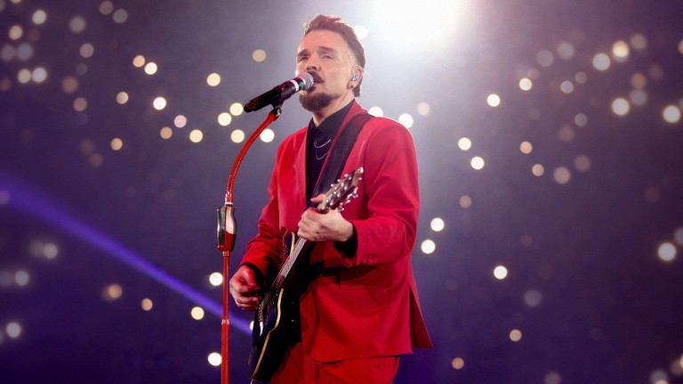 Графа представя емоционалната песен "Картина", а книгата "Графа Live" оживява във видео формат