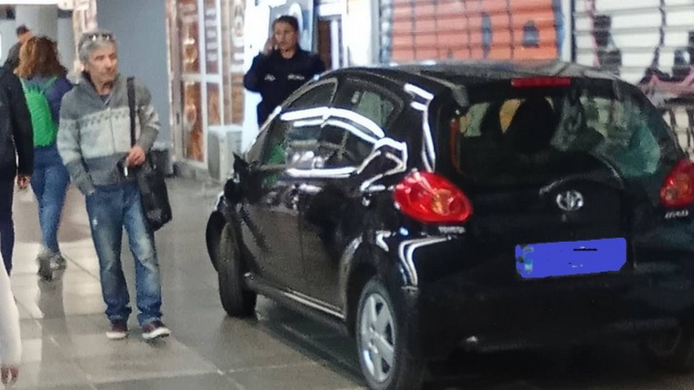 Инцидент с автомобил в пешеходния подлез на Орлов мост в София