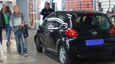 Автомобил без шофьор "паркира" в подлеза на Орлов мост 