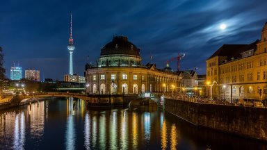 Активистка се залепи със супер лепило за витрина в берлинския музей Боде 