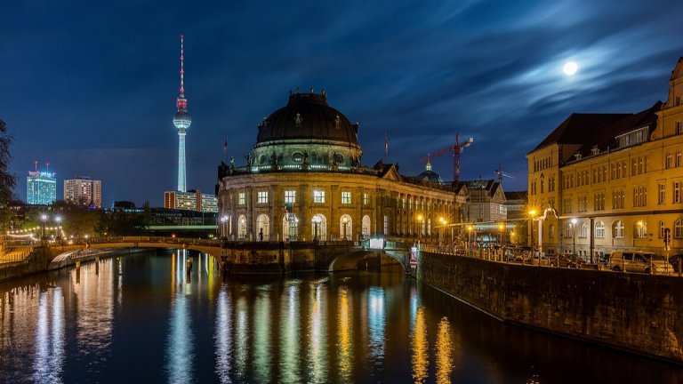 Активистка се залепи със супер лепило за витрина в берлинския музей Боде 