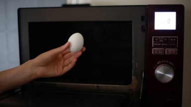 Ето защо никога не бива да слагате яйце с черупката в микровълнова фурна