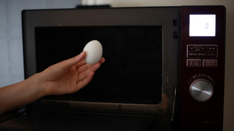 Ето защо никога не бива да слагате яйце с черупката в микровълнова фурна