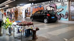 Автомобил без шофьор "паркира" в подлеза на Орлов мост (снимки)