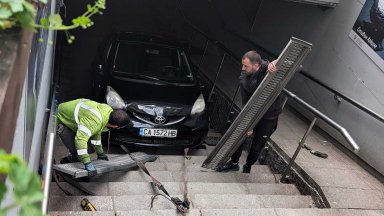 Изтеглиха от подлеза на Орлов мост колата без водач, глобиха собственика със 76 евро (снимки)